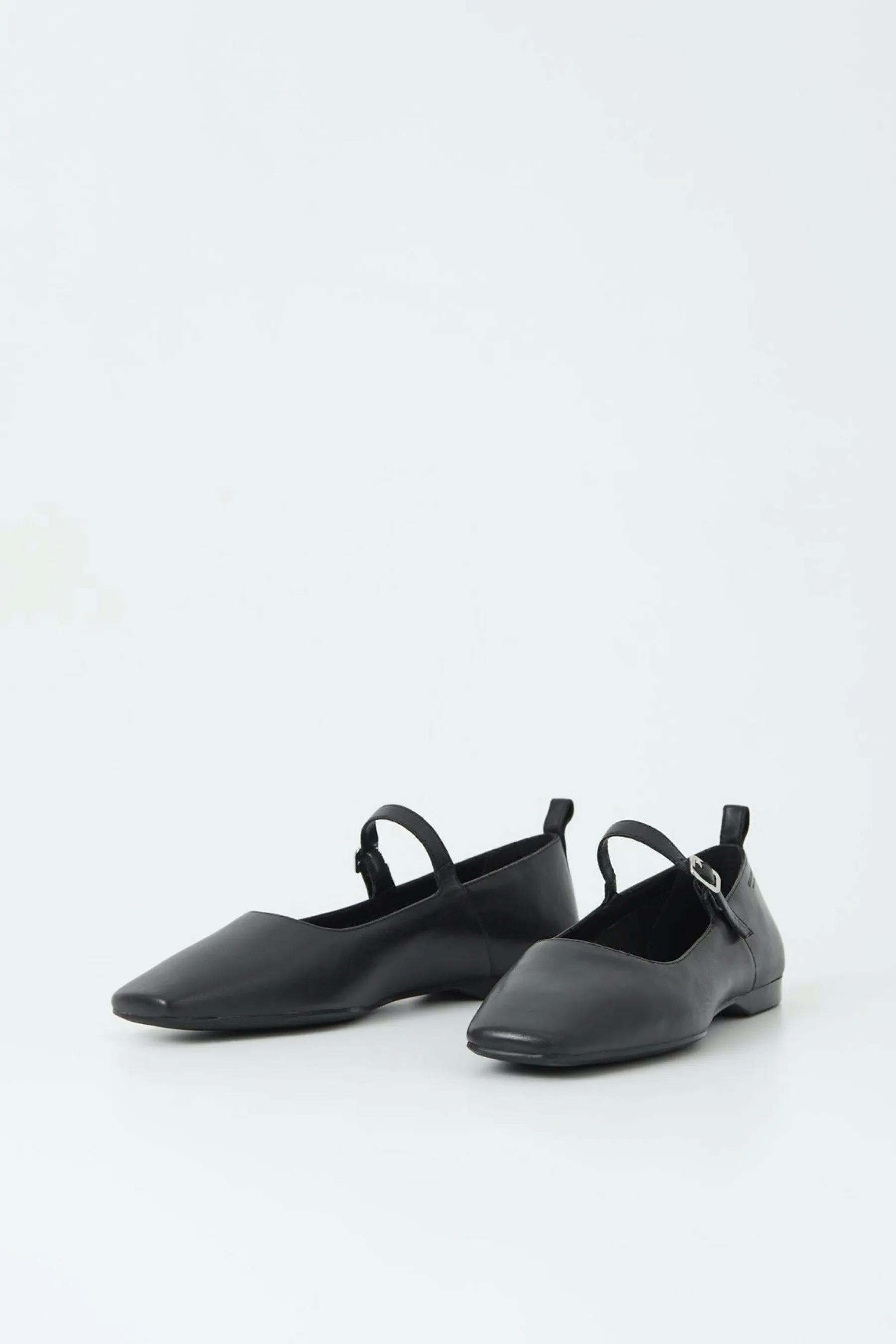 Black Delia Flat