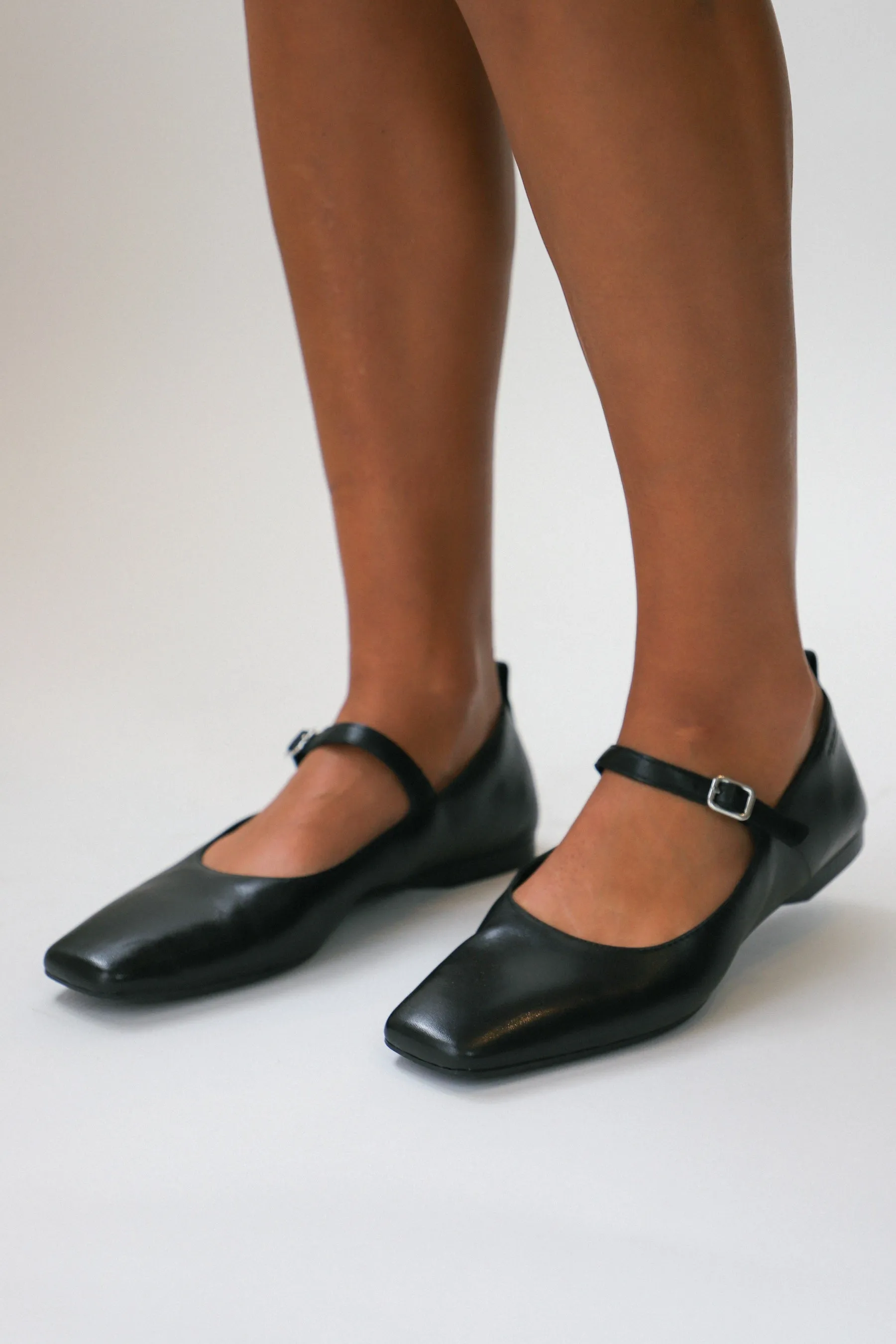 Black Delia Flat