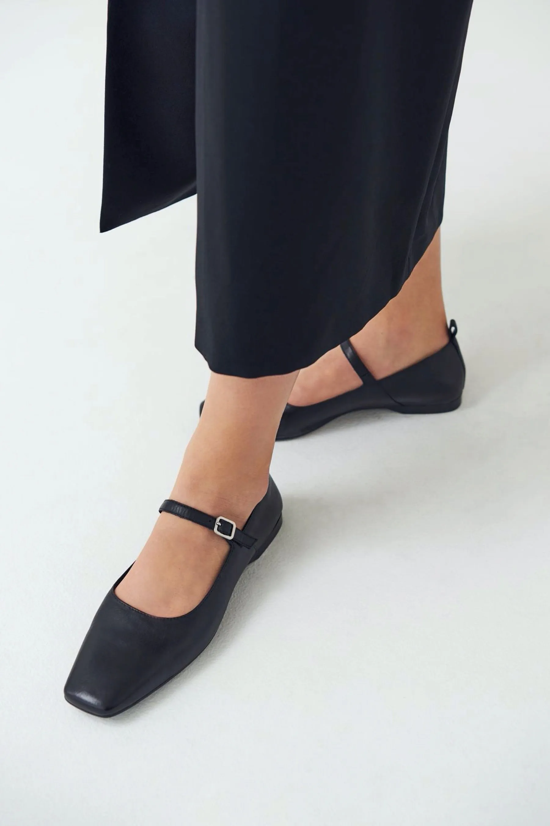 Black Delia Flat